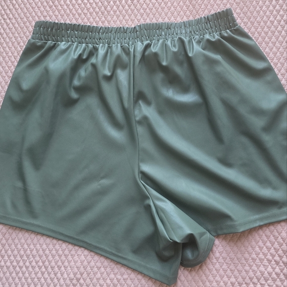 Fabletics, New, Smoke Green Vegan Leather High Waisted Pull-on Shorts, Size 1X - Picture 5 of 9